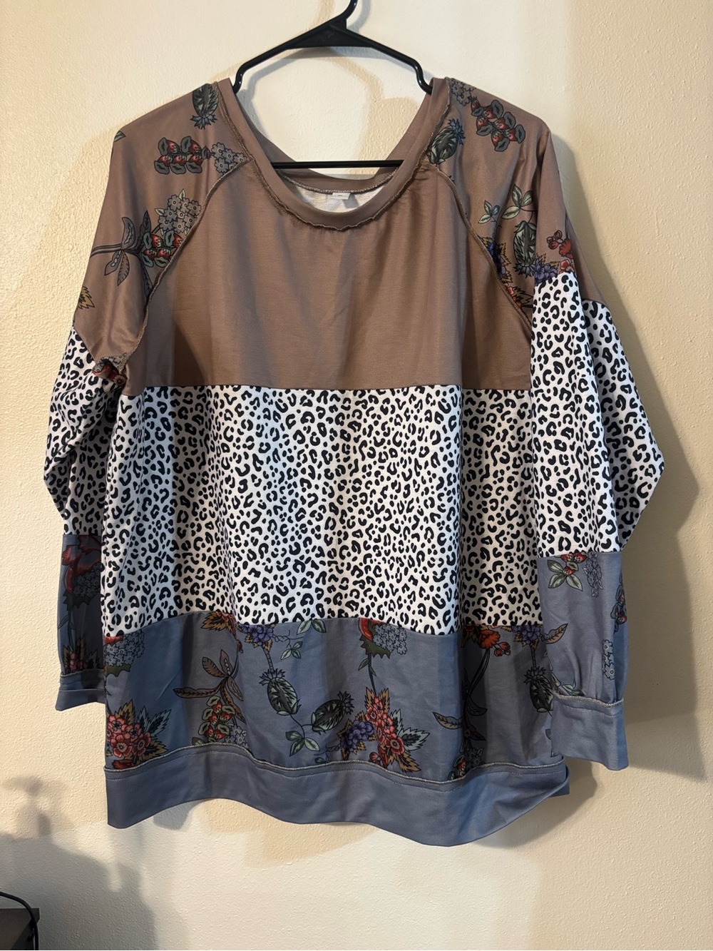 Relaxed Colorblock Leopard & Floral Pullover Sweater - Taupe/White/Gray